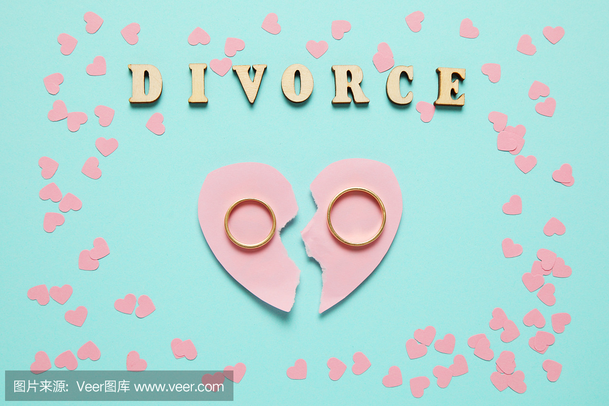 破碎的心和两枚金戒指。婚姻结束,法庭和离婚