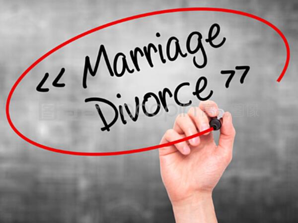 男子手书结婚-离婚用黑色标记在视觉上